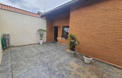 Imagem: A casa possui 3 Dormitórios, 3 Banheiros, 5 Vagas na garagem