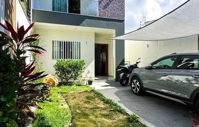 Imagem: A casa possui 3 Dormitórios, 2 Banheiros, 2 Vagas na garagem