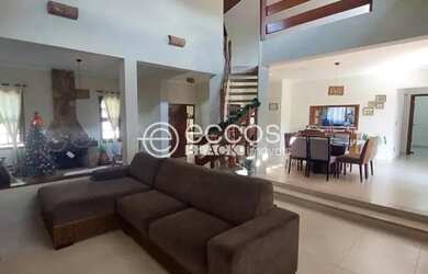 Imagem: A casa em condomínio possui 4 Dormitórios, 5 Banheiros, 4