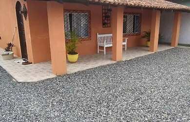 Imagem: A casa possui 3 Dormitórios, 2 Banheiros, 4 Vagas na garagem