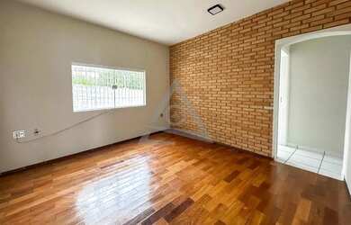 Imagem: A casa possui 3 Dormitórios, 3 Banheiros, 3 Vagas na garagem