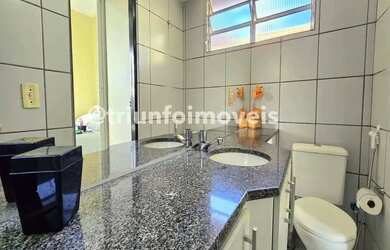 Imagem: O apartamento possui 3 Dormitórios, 1 Banheiro, 1 Vaga na garagem