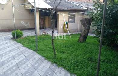 Imagem: A casa possui 3 Dormitórios, 2 Banheiros, 5 Vagas na garagem