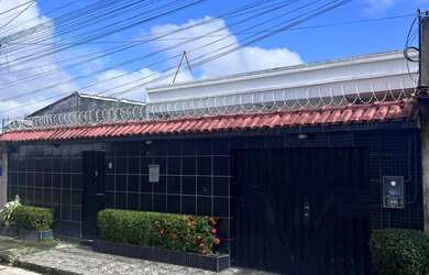 Imagem: A casa possui 3 Dormitórios, 2 Banheiros, 1 Vaga na garagem