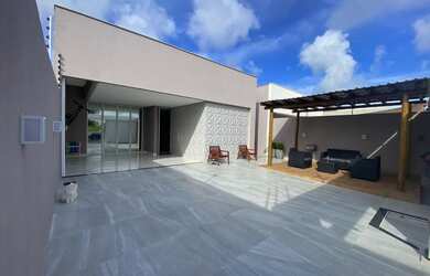 Imagem: A casa possui 3 Dormitórios, 2 Banheiros, 2 Vagas na garagem