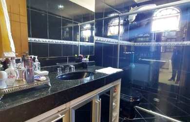 Imagem: A casa possui 4 Dormitórios, 5 Banheiros, 4 Vagas na garagem