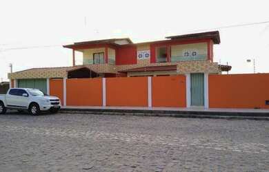 Imagem: A casa possui 4 Dormitórios, 4 Banheiros, 2 Vagas na garagem