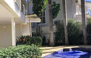 Imagem: A casa possui 4 Dormitórios, 5 Banheiros, 5 Vagas na garagem