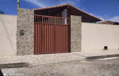 Imagem: A casa possui 3 Dormitórios, 2 Banheiros, 2 Vagas na garagem