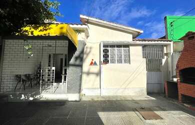 Imagem: A casa possui 4 Dormitórios, 3 Banheiros, 2 Vagas na garagem