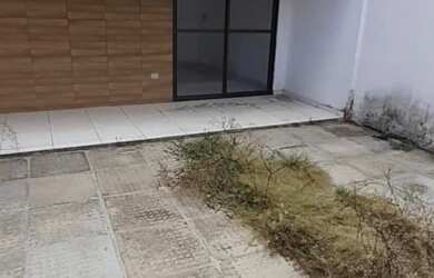 Imagem: A casa possui 3 Dormitórios, 1 Banheiro, 2 Vagas na garagem