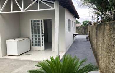 Imagem: A casa possui 3 Dormitórios, 2 Banheiros, 3 Vagas na garagem