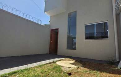 Imagem: A casa possui 3 Dormitórios, 2 Banheiros, 4 Vagas na garagem