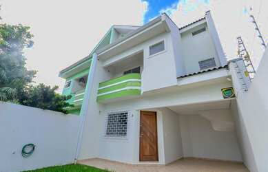 Imagem: A casa possui 2 Dormitórios, 3 Banheiros, 2 Vagas na garagem