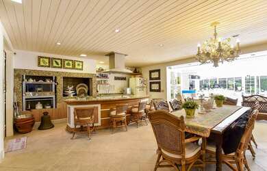 Imagem: A casa em condomínio possui 4 Dormitórios, 5 Banheiros, 4