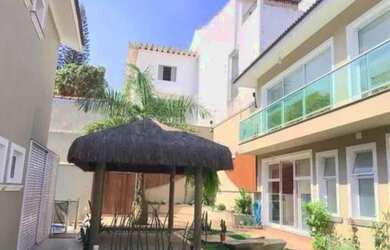 Imagem: A casa possui 4 Dormitórios, 2 Banheiros, 5 Vagas na garagem