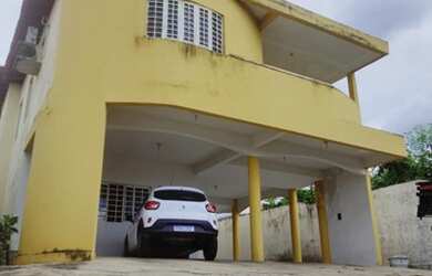 Imagem: A casa possui 5 Dormitórios, 5 Banheiros, 4 Vagas na garagem