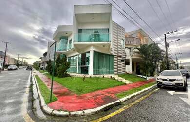 Imagem: A casa em condomínio possui 4 Dormitórios, 4 Banheiros, 2