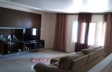 Imagem: A casa possui 4 Dormitórios, 2 Banheiros, 2 Vagas na garagem