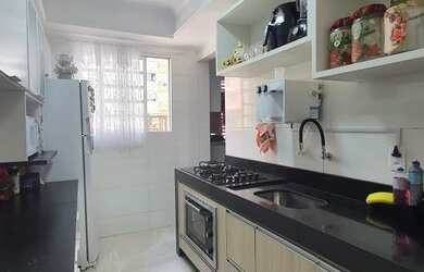 Imagem: O apartamento possui 2 Dormitórios, 1 Banheiro, 1 Vaga na garagem