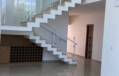 Imagem: A casa em condomínio possui 4 Dormitórios, 5 Banheiros, 4