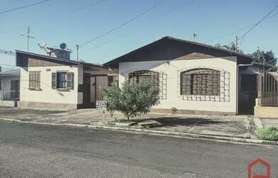 Imagem: A casa possui 4 Dormitórios, 2 Banheiros, 2 Vagas na garagem