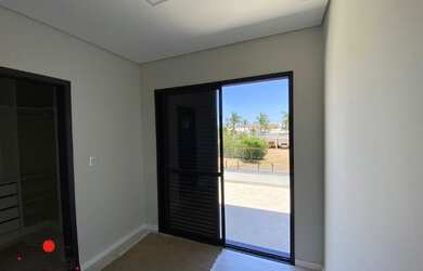 Imagem: A casa possui 3 Dormitórios, 3 Banheiros, 2 Vagas na garagem