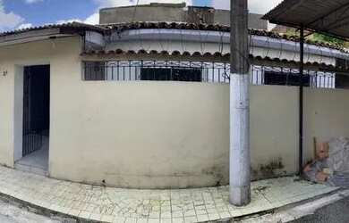 Imagem: A casa possui 3 Dormitórios, 2 Banheiros, 1 Vaga na garagem