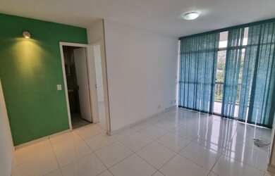 Imagem: O apartamento possui 1 Dormitório, 1 Banheiro, 1 Vaga na garagem