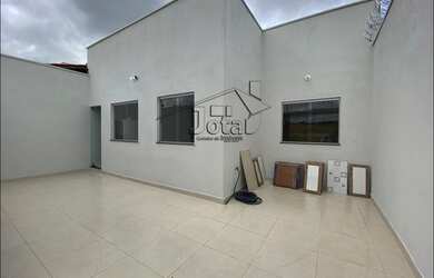 Imagem: A casa possui 2 Dormitórios, 1 Banheiro, 1 Vaga na garagem