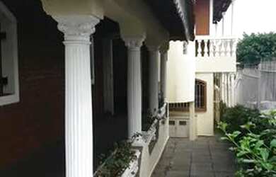 Imagem: A casa possui 4 Dormitórios, 1 Banheiro, 4 Vagas na garagem