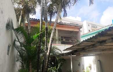 Imagem: A casa possui 5 Dormitórios, 3 Banheiros, 4 Vagas na garagem