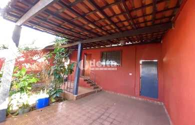 Imagem: A casa possui 3 Dormitórios, 1 Banheiro, 2 Vagas na garagem