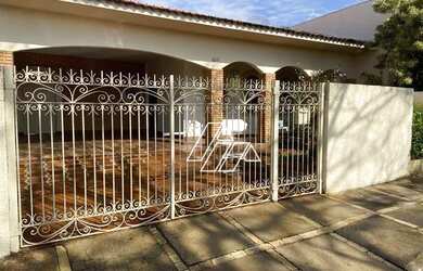 Imagem: A casa possui 2 Dormitórios, 2 Banheiros, 3 Vagas na garagem