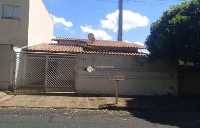 Imagem: A casa à venda possui 3 Dormitórios, 2 Banheiros, 3 Vagas