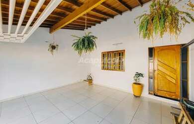 Imagem: A casa possui 3 Dormitórios, 1 Banheiro, 2 Vagas na garagem