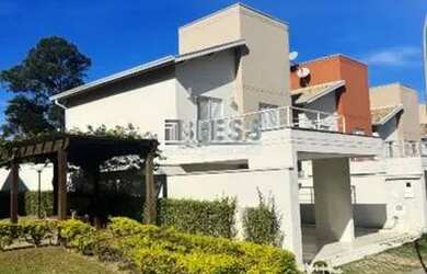 Imagem: A casa em condomínio possui 3 Dormitórios, 2 Banheiros, 3