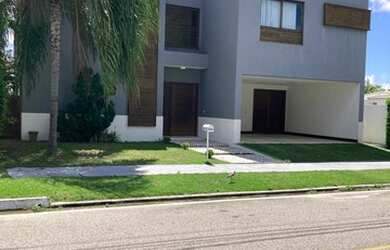 Imagem: A casa em condomínio possui 4 Dormitórios, 1 Banheiro, 2 Vagas