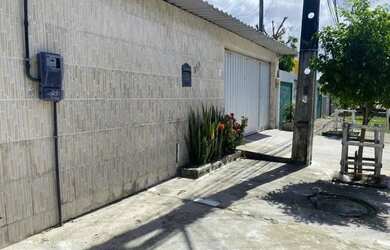 Imagem: A casa possui 3 Dormitórios, 2 Banheiros, 3 Vagas na garagem