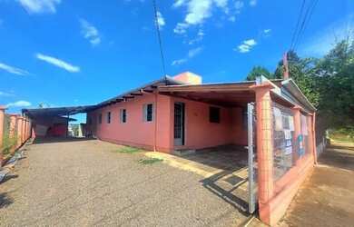 Imagem: A casa possui 2 Dormitórios, 1 Banheiro, 1 Vaga na garagem