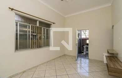 Imagem: A casa possui 4 Dormitórios, 2 Banheiros, 1 Vaga na garagem