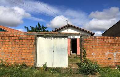 Imagem: A casa possui 2 Dormitórios, 1 Banheiro, 2 Vagas na garagem