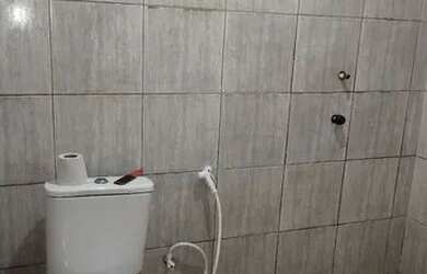 Imagem: A casa possui 2 Dormitórios, 1 Banheiro, 1 Vaga na garagem