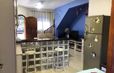 Imagem: A casa possui 2 Dormitórios, 2 Banheiros, 2 Vagas na garagem