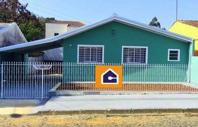 Imagem: A casa possui 3 Dormitórios, 1 Banheiro, 2 Vagas na garagem