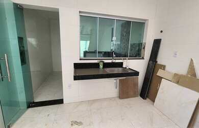 Imagem: A casa possui 3 Dormitórios, 3 Banheiros, 1 Vaga na garagem