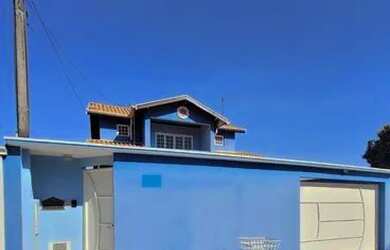 Imagem: A casa possui 3 Dormitórios, 3 Banheiros, 4 Vagas na garagem