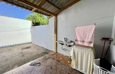 Imagem: A casa possui 3 Dormitórios, 1 Banheiro, 2 Vagas na garagem