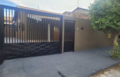 Imagem: A casa possui 2 Dormitórios, 2 Banheiros, 2 Vagas na garagem