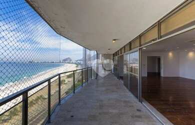 Imagem: O apartamento possui 4 Dormitórios, 1 Banheiro, 4 Vagas na